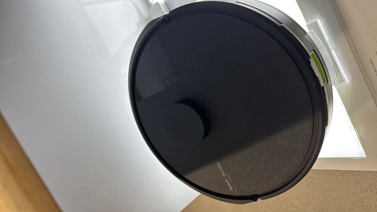 iRobot Roomba 105 Combo — hands-on photo 2