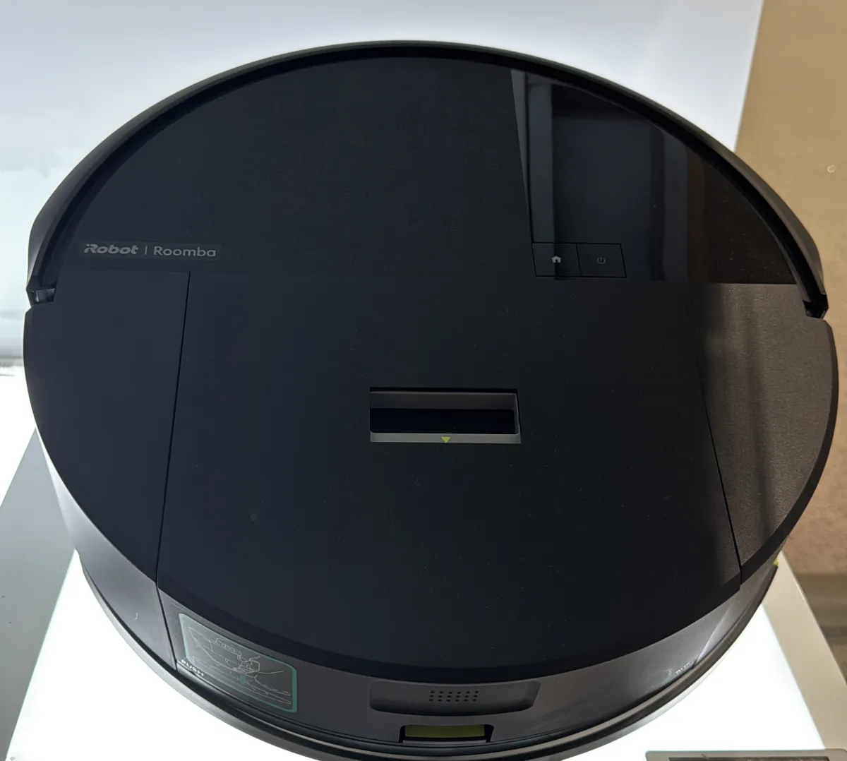 iRobot Roomba 205 DustCompactor Combo — hands-on photo 1
