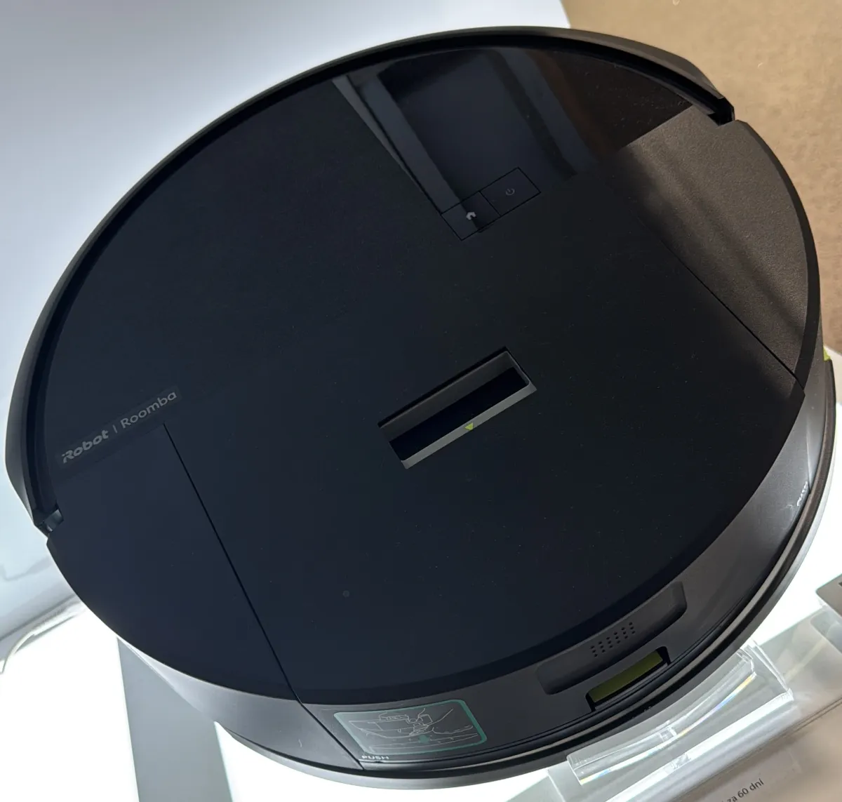 iRobot Roomba 205 DustCompactor Combo — hands-on photo 2