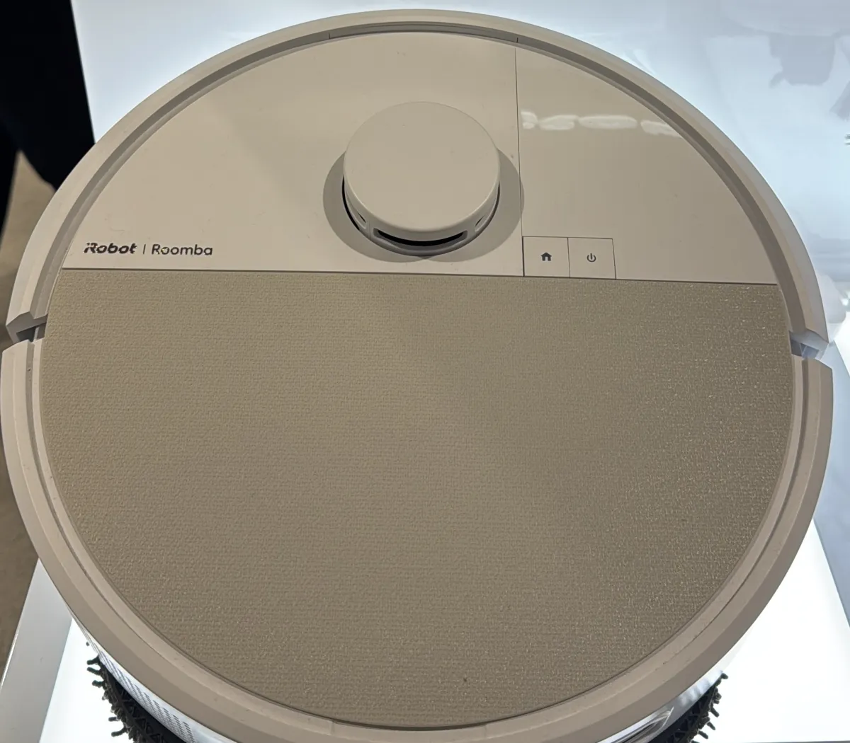 iRobot Roomba Plus 505 Combo — hands-on photo 1