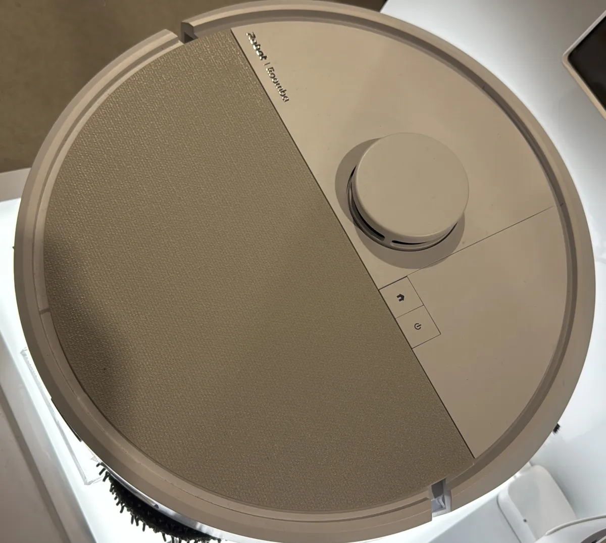 iRobot Roomba Plus 505 Combo — hands-on photo 2